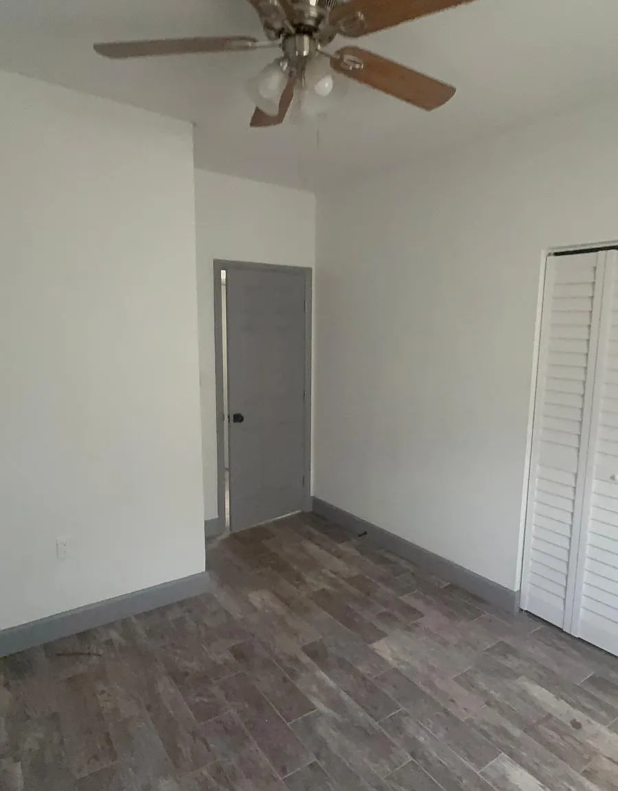 1102 Avenue D — Photo 3