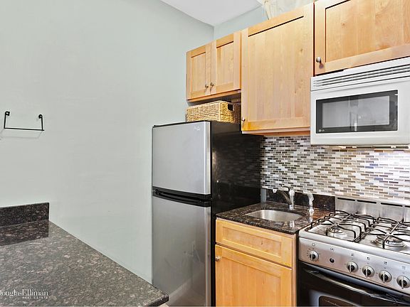 3rd image of 220 E 82nd St APT 4RE