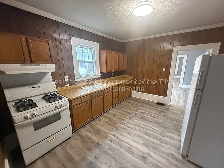 1514 E 1st St — Photo 5