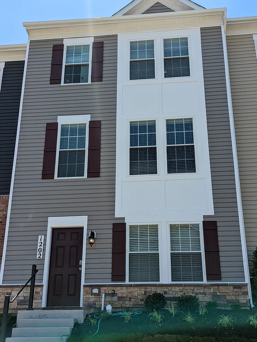 Building Photo - 1202 Daphne Way