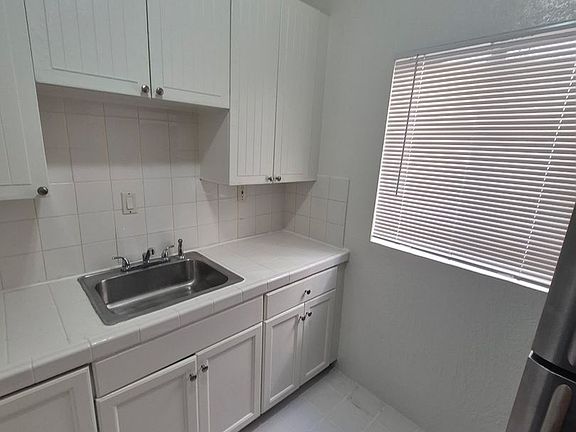2nd image of 1735 W Vernon Ave APT 3