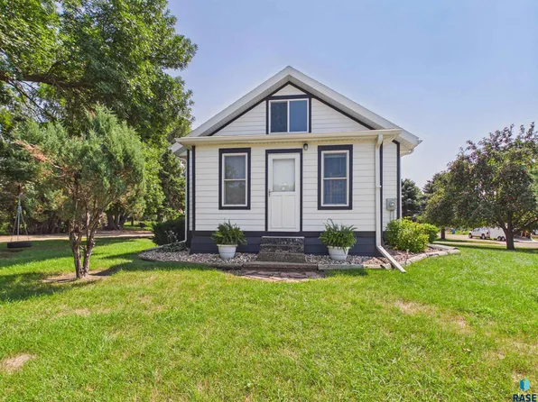 601 SE 9th St, Madison, SD 57042