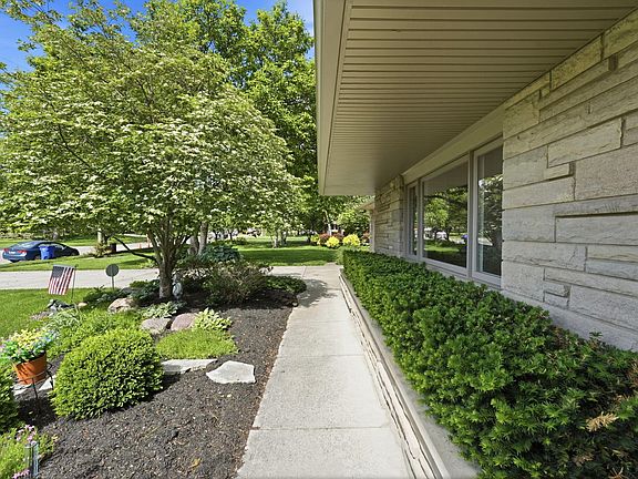 3rd image of 2290 Middlesex Rd