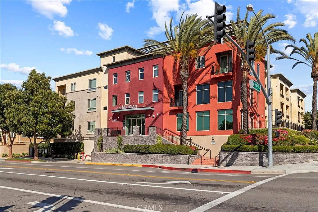 2 bed, 1050 sqft, $2,950 — Photo 2