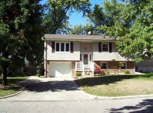 102 Ridgeway Dr, Decatur, IL 62521