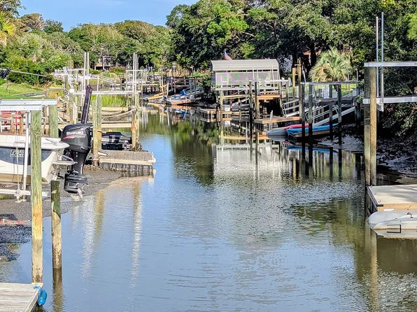 114 E Island Dr, Oak Island, NC 28465