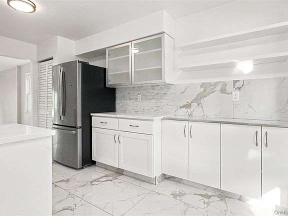 3rd image of 8 Manors Drive