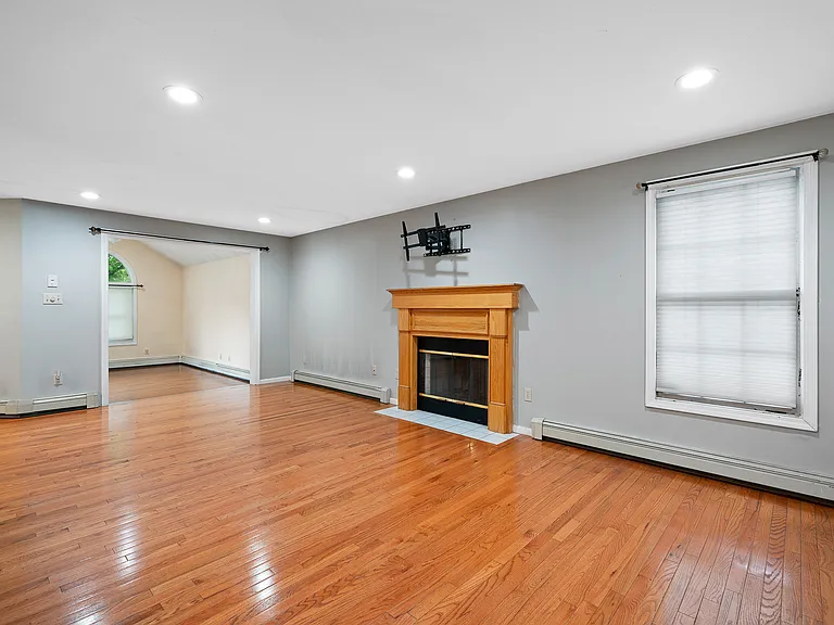 4 Nightingale Dr — Photo 2