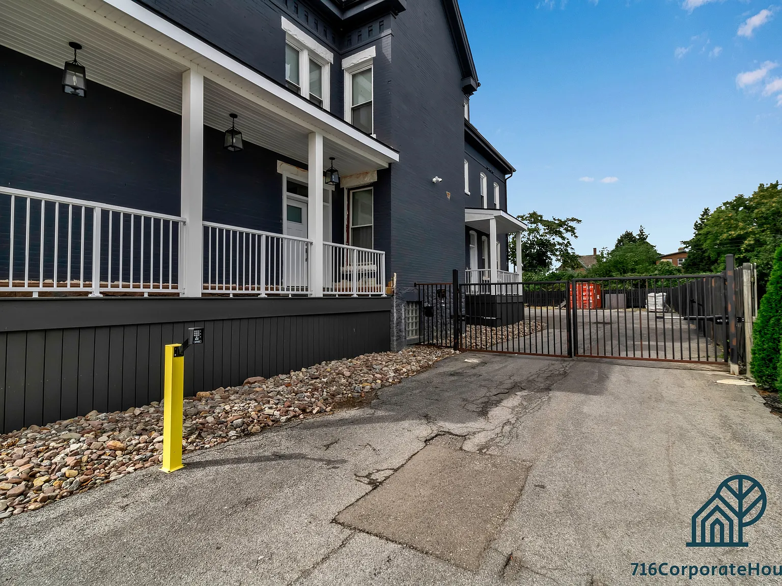 36 E Utica 1C — Photo 2
