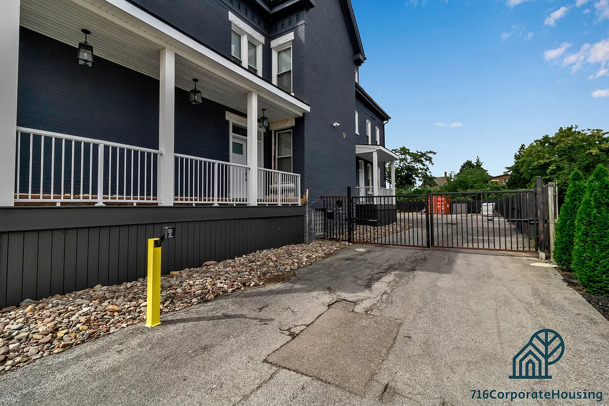 Building Photo - 36 E Utica St #1C