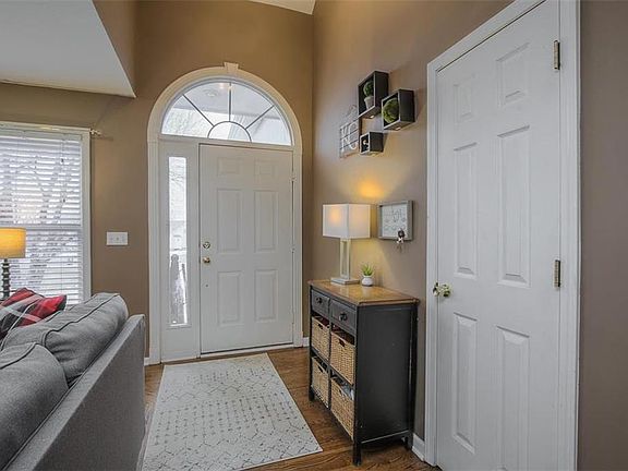 2nd image of 2512 NE Horseshoe Dr