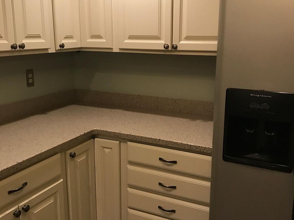 Beautiful kitchen- plenty of storage