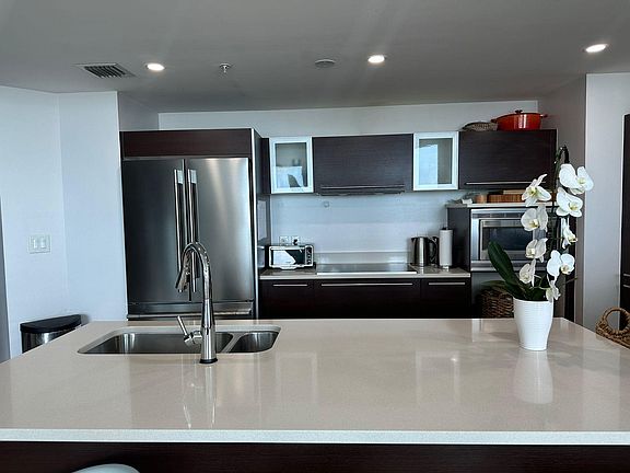 3rd image of 1900 N Bayshore Dr #4118