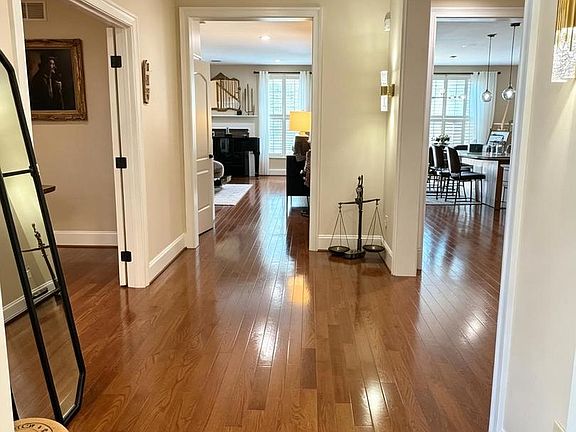 3rd image of 562 Farmdale Cir