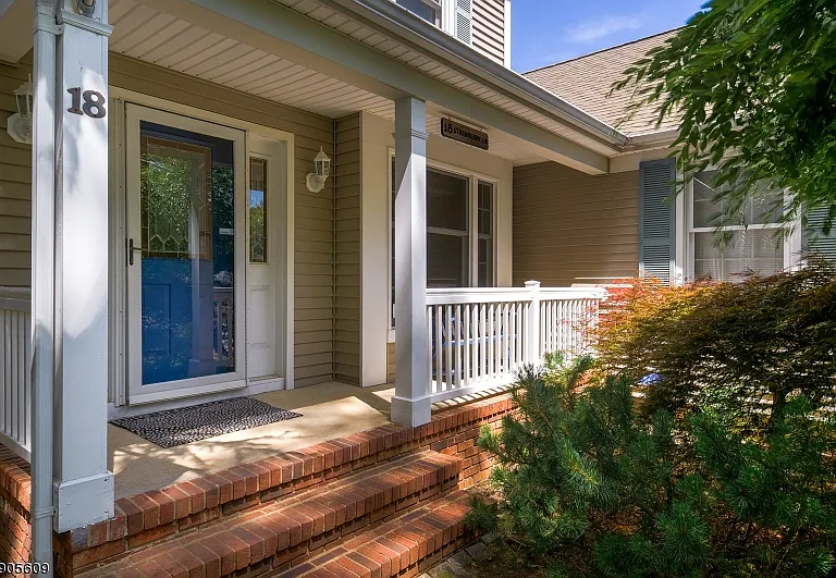 18 Strawberry Ln — Photo 3