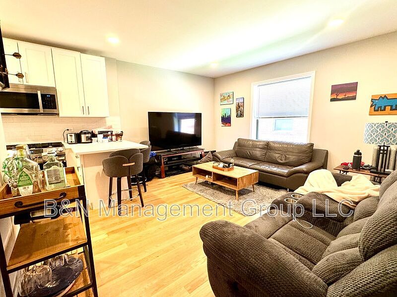 1st image of 912 W Oakdale Ave APT 1S