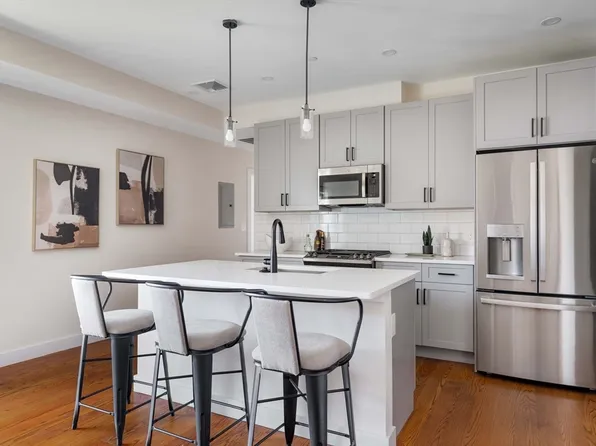 21 Lexington St #201, Boston, MA 02128