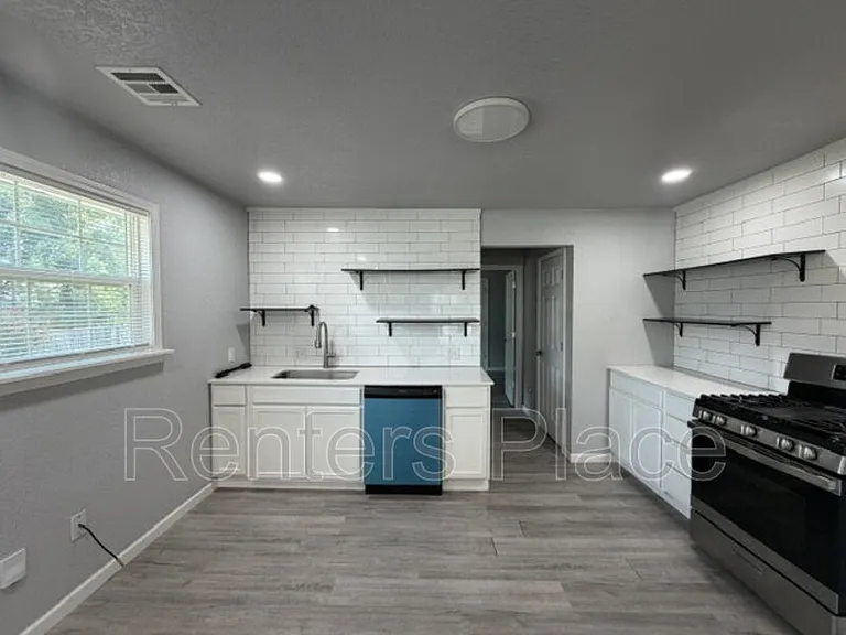 201 S Jamestown Ave — Photo 4