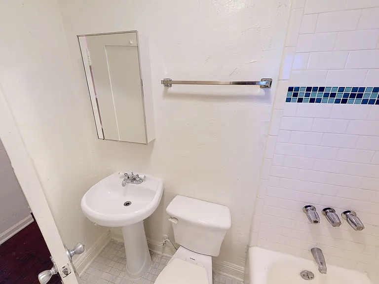 Saint Andrews Manor Apartments — Photo 16