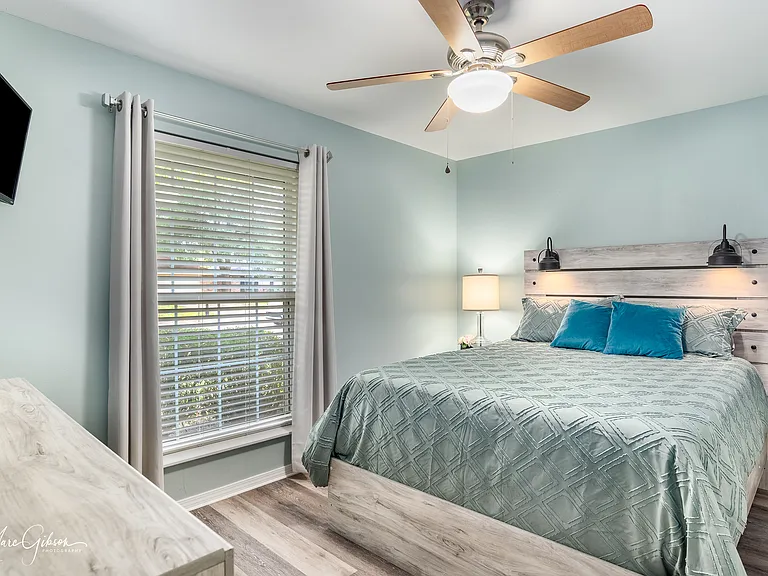 Queen bed with smart 32in tv