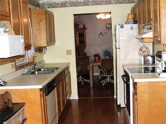 5th image of 550 Woodswalk Dr