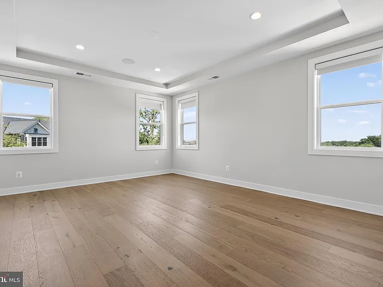 881 N Manchester St — Photo 27
