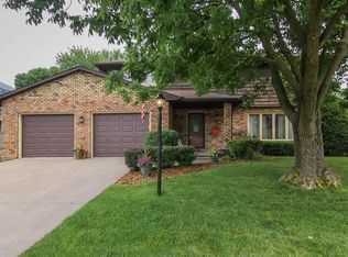 1700 Queens Dr, Bettendorf, IA 52722