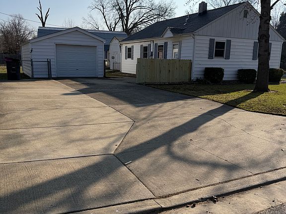 3rd image of 1700 Ravenswood Dr