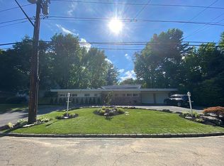 40 Brampton Ln, Great Neck, NY 11023