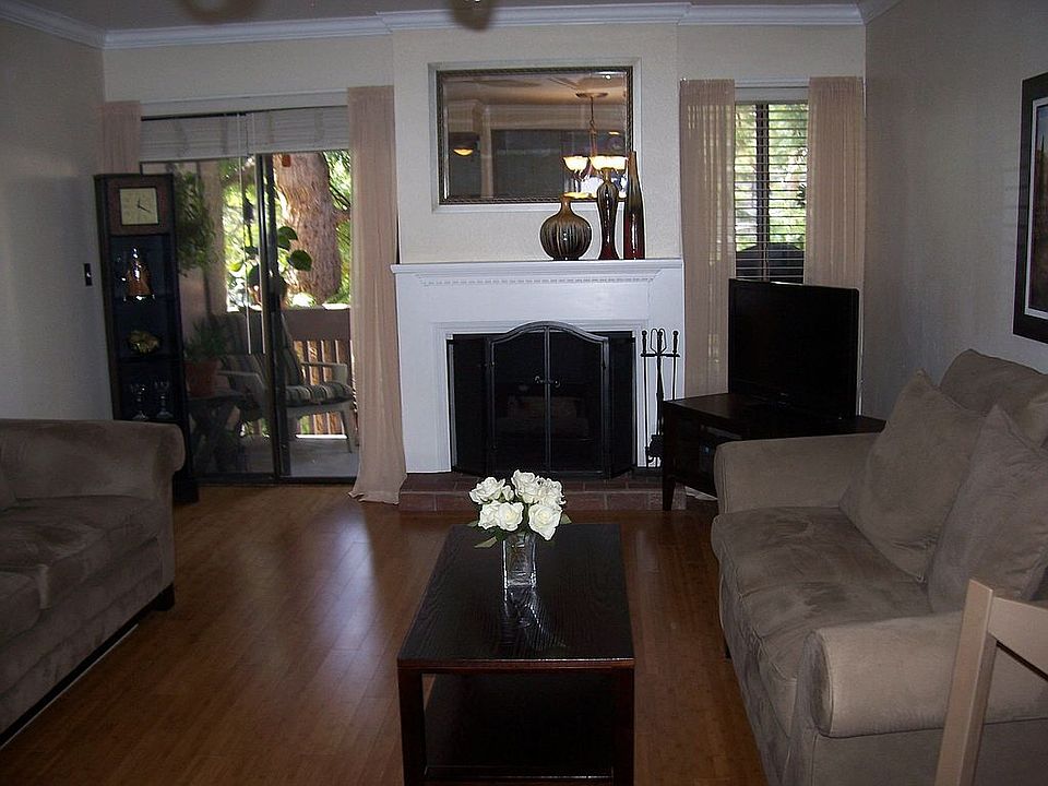 Lvgrm. w/Hrd.wd Flrs, Crown Moldings,Fireplace & Balcony 