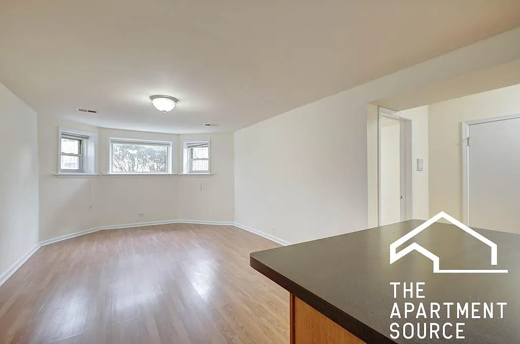 Spacious 3 Bed Condo in Chicago - 3045 W Logan - Available 10/1 - $2495/mo — Photo 3