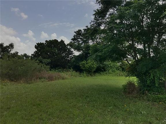 4th image of 105 Matthew Cir