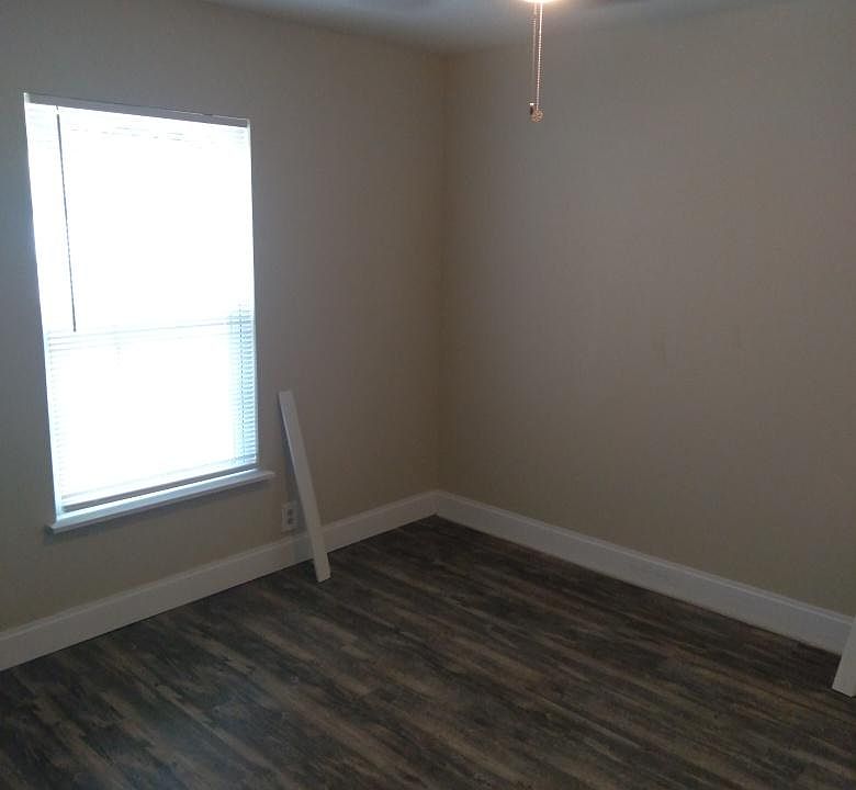 1st image of 1913 Poage Ave