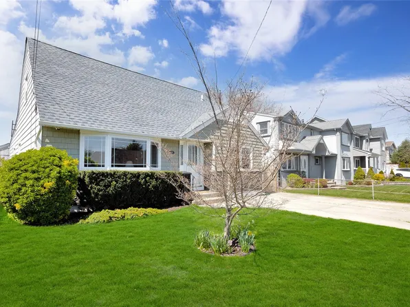 3270 Neptune Avenue, Oceanside, NY 11572
