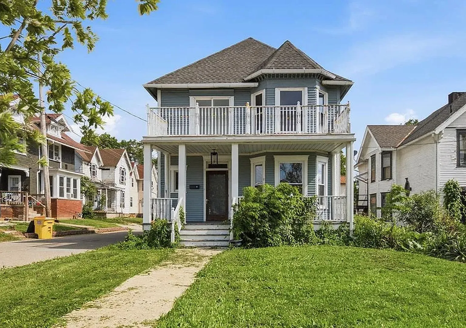 Spacious Updated 3-Bedroom Pet-Friendly Home with Central Air, Original Woodwork & 1,800 Sq. Ft. — Photo 1