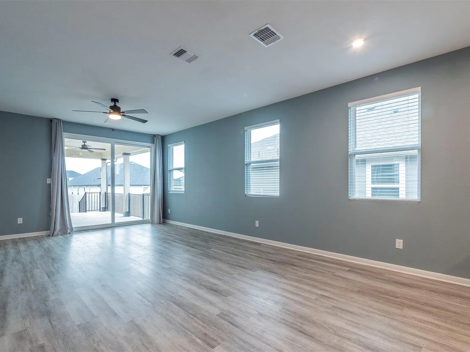 5 bed, 2.0 bath, 1820 sqft, $2,399 — Photo 2