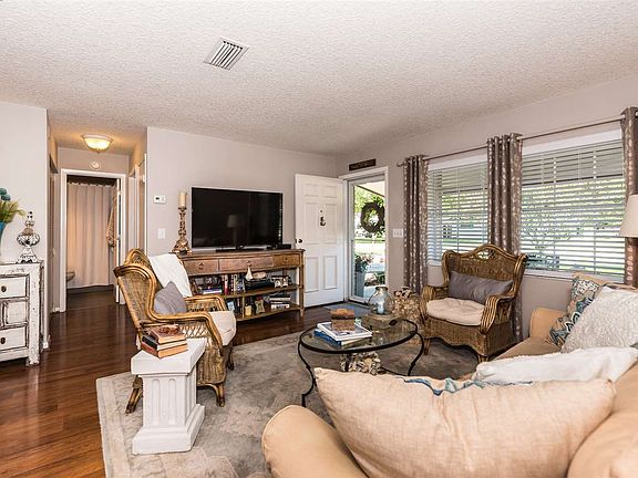 5th image of 974 Aurora Ave