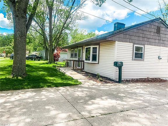 4th image of 637 Cedar St