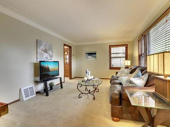 4th image of 2118 32nd Ave NE