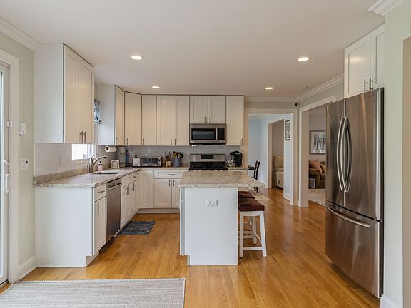 4th image of 1 Oak Ln