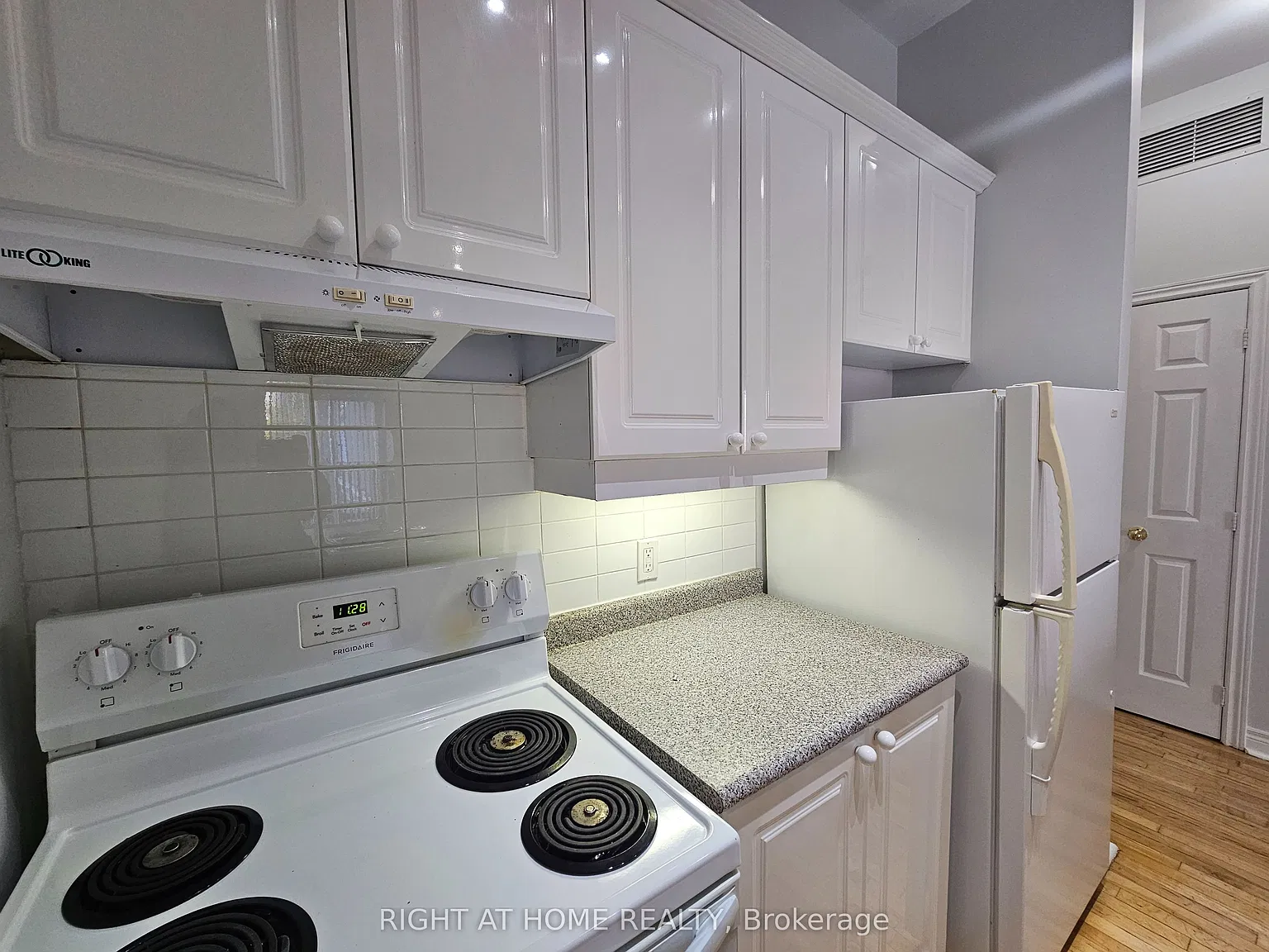 524 Yonge St — Photo 4