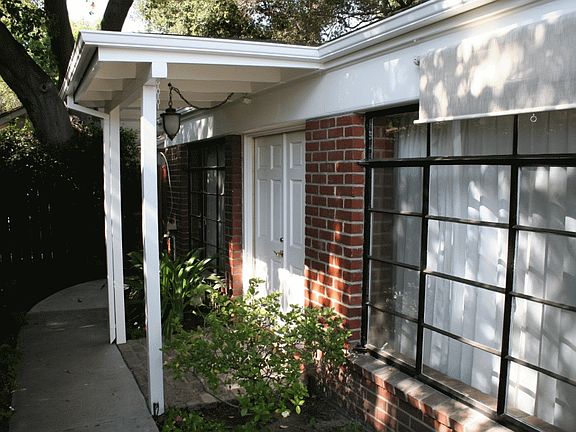 4th image of 112 1/2 N Lincoln Pl