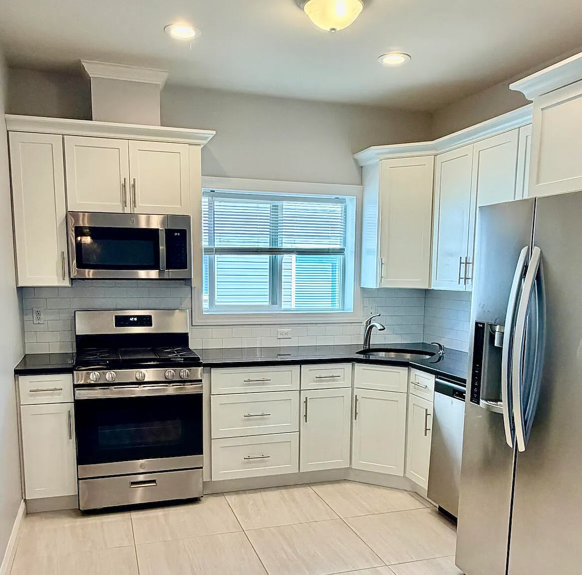3 bed, 2.0 bath, 2631 sqft, $3,400 — Photo 3