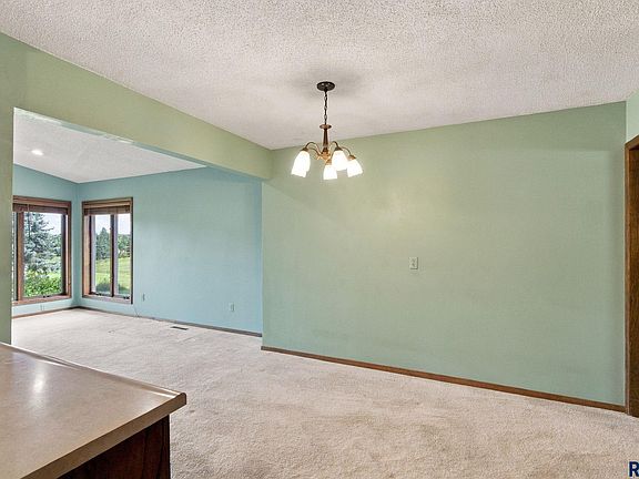 5th image of 406 Johnson Ave