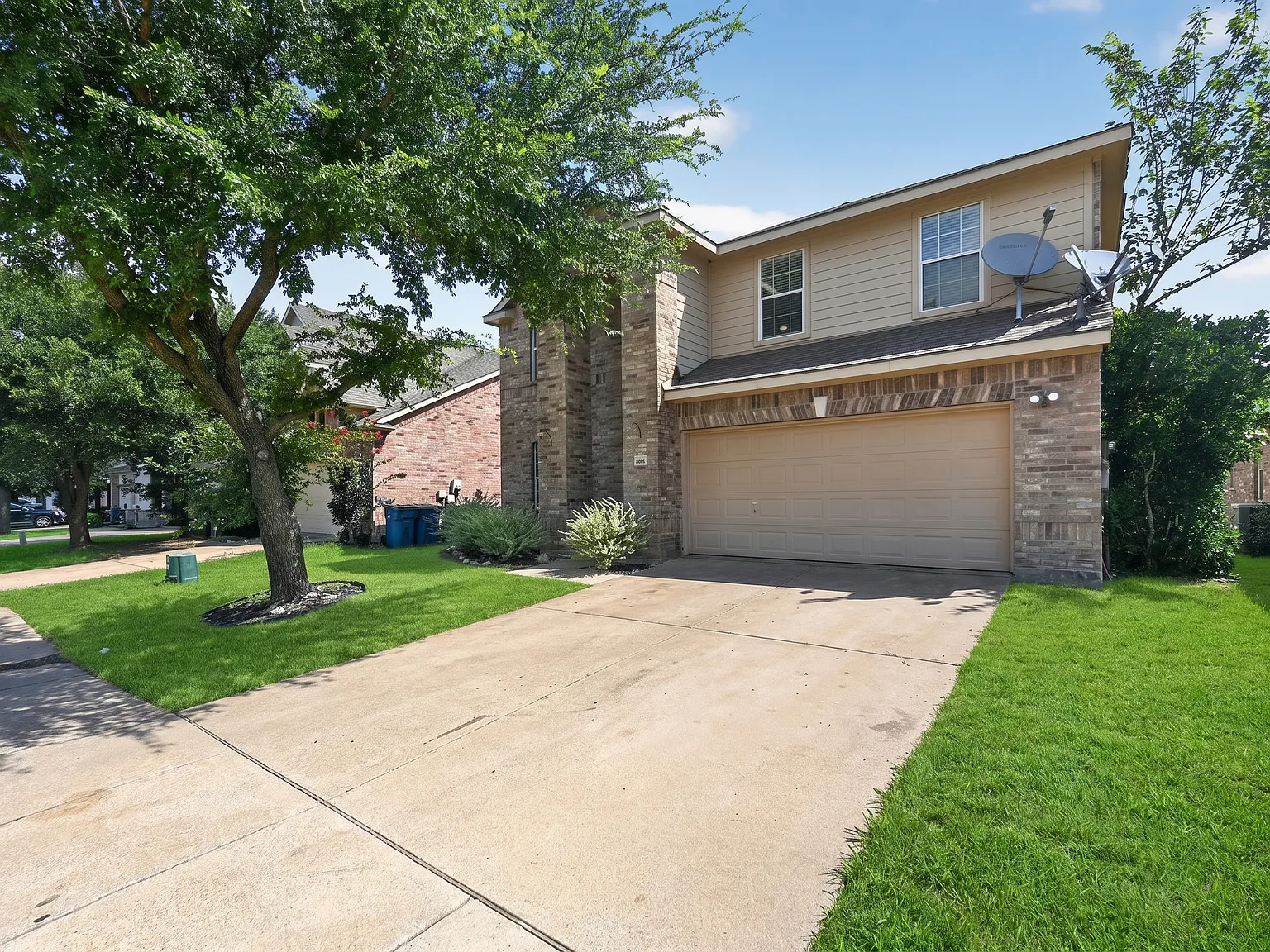 5 bed, 2.5 bath, 3608 sqft, $3,875 — Photo 2