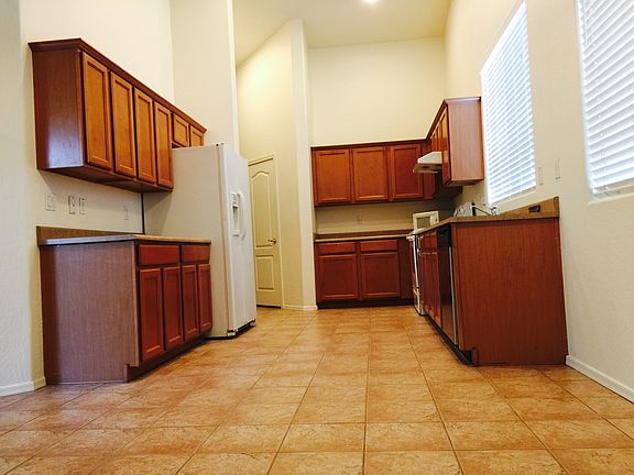 5th image of 3040 E Lark Dr