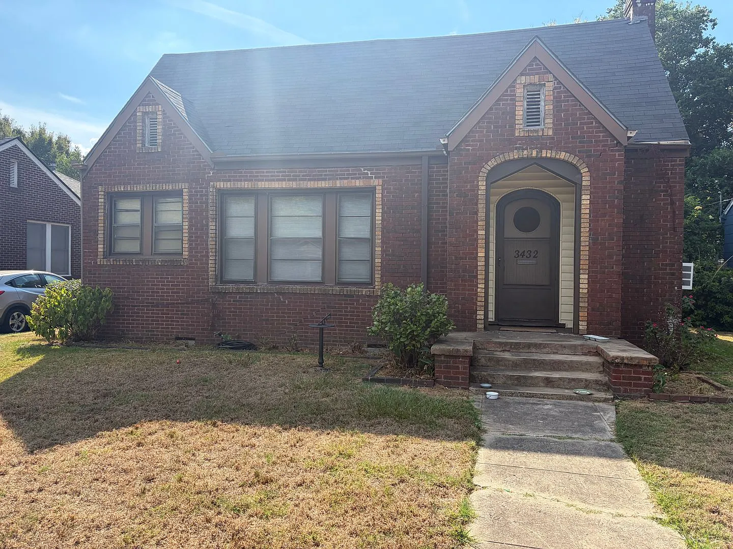 Beautiful 3 Bedroom Home in Broadmoor — Photo 1