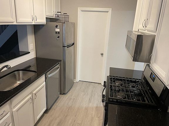 4th image of 306 Somerset Ln #306