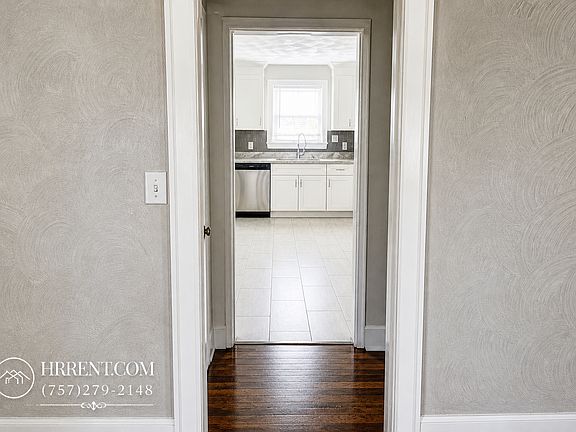 5th image of 2914 Peronne Ave