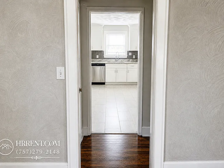 2914 Peronne Ave — Photo 5